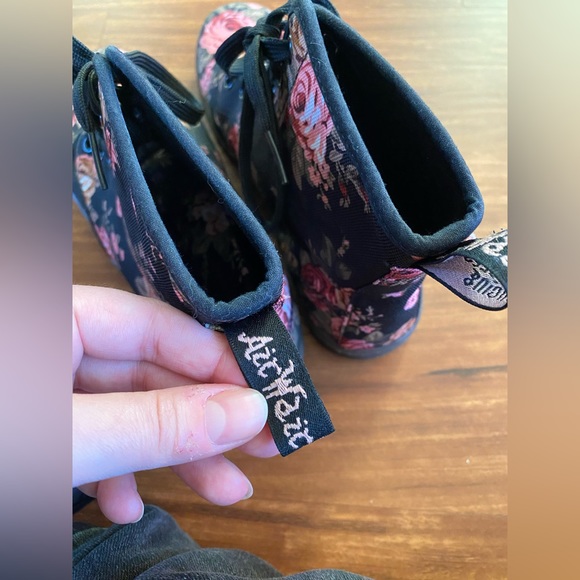 DR. MARTENS Shoreditch Floral Canvas Boot - Picture 5 of 12